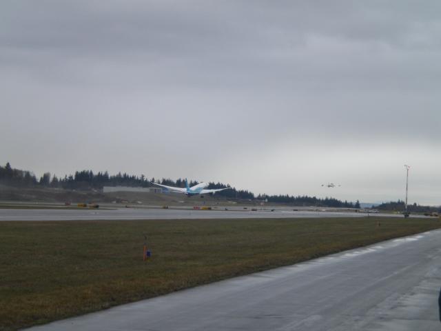 787_lifts_off_for_the_first_time_091215.jpg