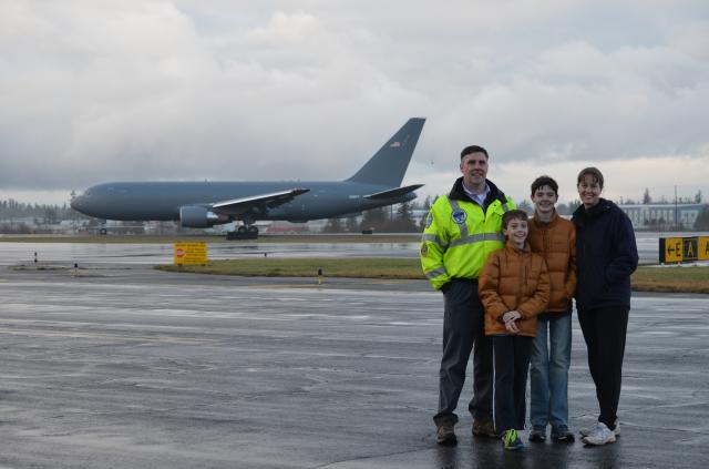 Family_and_the_767-2C_before_First_Flight_141228.JPG