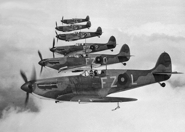 Spitfire_Mk_I_squadron_in_flight.jpg