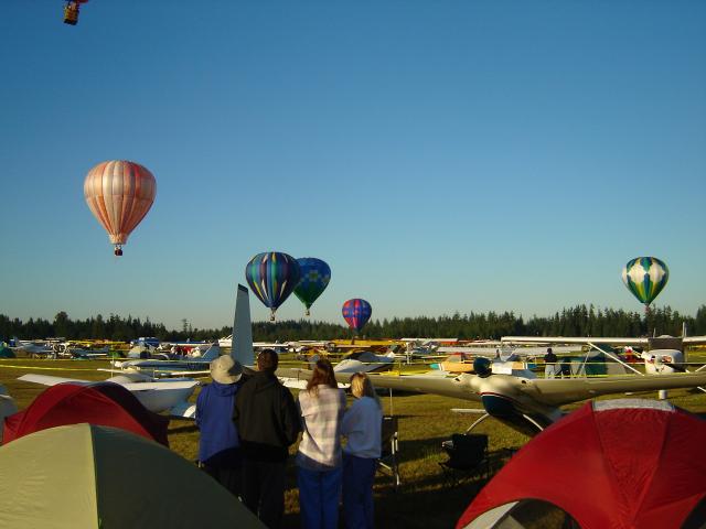 The_Sabourins_watch_balloons_060708.JPG